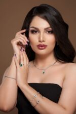 Classic Diamond Bracelet with Emerald - Image 3