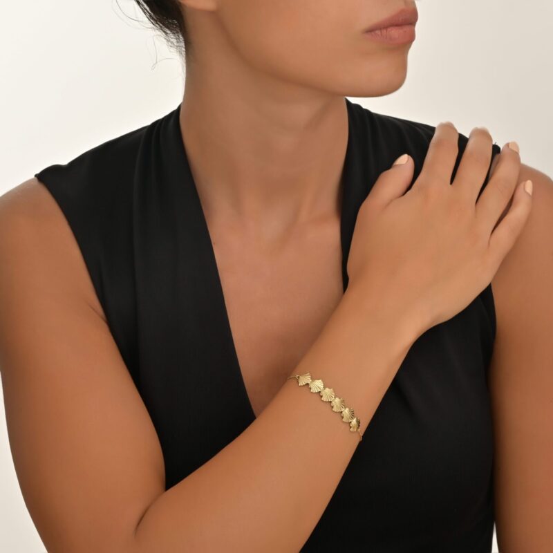 Daily Dazzle Summer Shell Gold Bracelet - Image 2